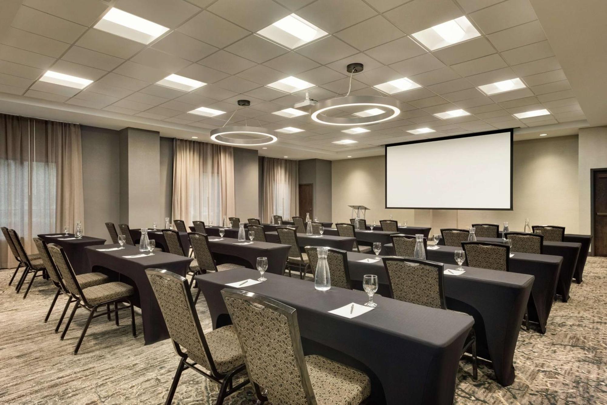 Hotel Embassy By Hilton Atlanta Alpharetta