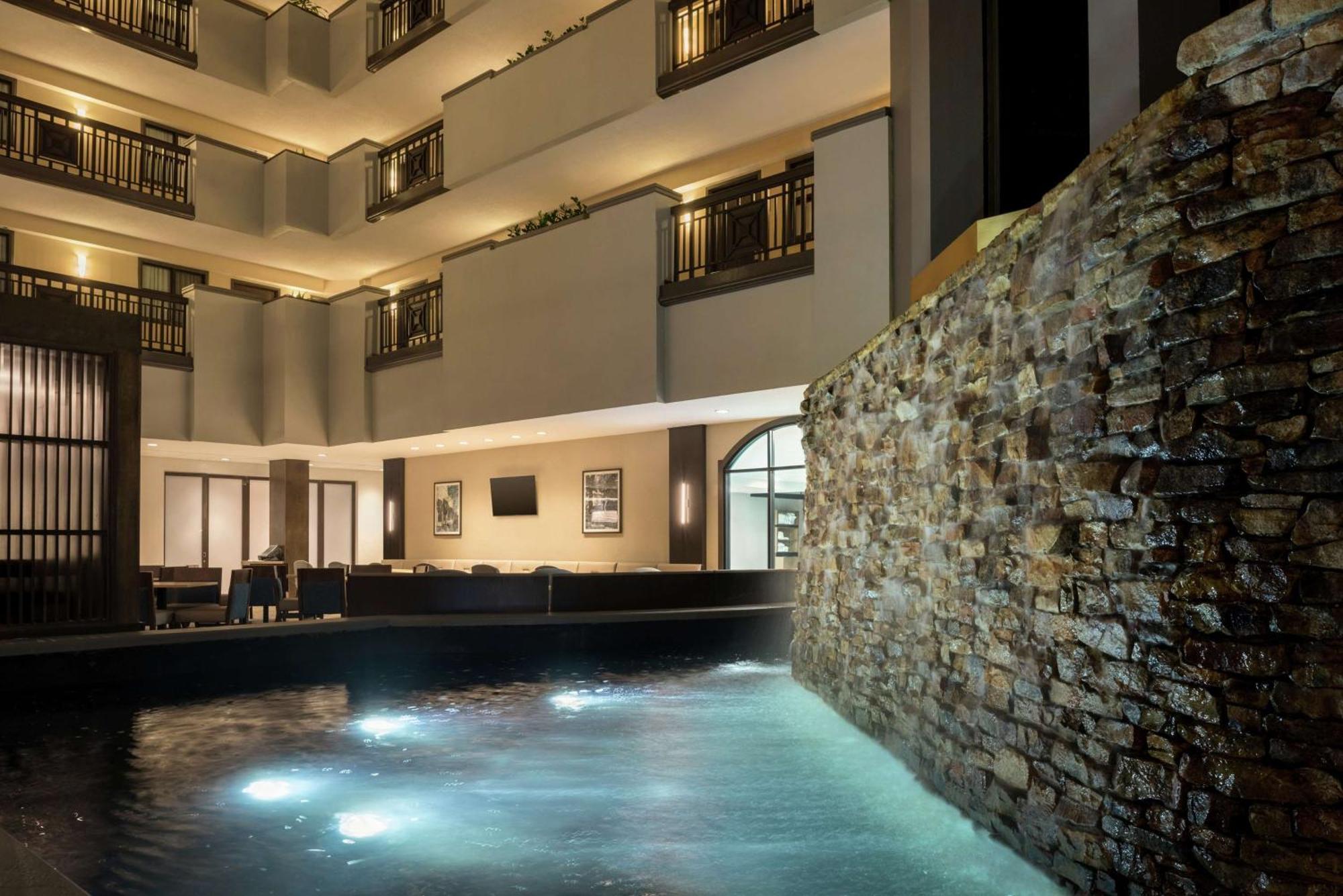 Hotel Embassy By Hilton Atlanta Alpharetta